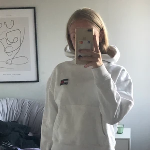 Tommy Hilfiger hoodie strl S - En jättefin hoddie ifrån Tommy Hilfiger. Den är lite kortare i modellen, och i bra skick. Köparen dtår för frakt