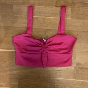 FIN TOPP I ROSA - SÄLJER FIN TOPP I ROSA FRÅN HM. aldrig använd, nyskick. Väldigt fin blev vara aldrig att jag använde den