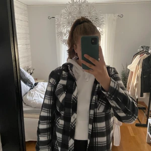 Rutig Jacka  - En rutig jacka/kofta i storlek M som inte har kommit till användning sen den inhandlades