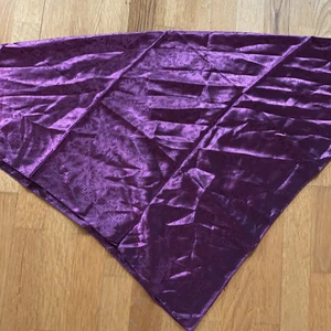 Topp - Kvadratisk sjal som jag använt som topp! Jättefin på o passar alltifrån en xs-m! Inga defekter