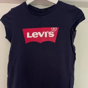 Levi’s T-shirt  - Blå T-shirt från Levi’s i storlek 152 cm eller (12A). Använd så i begagnat skick men inga defekter.                                                                    KÖPAREN STÅR FÖR FRAKT: 45 kr ej spårbart (kan skickas spårbart då 66 kr).