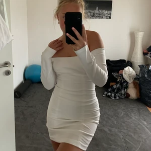 Vit klänning från zara  - Vit klänning från Zara i storlek XS. Väldigt stretchig och passar mig även om jag brukar vara en S. Åker inte upp när man rör sig vilket är ett stort plus. Nypris: 319kr