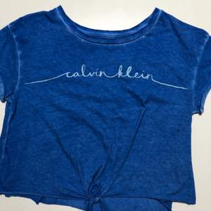 Blå t-shirt från Calvin Klein jeans med knut på framsidan fint skick