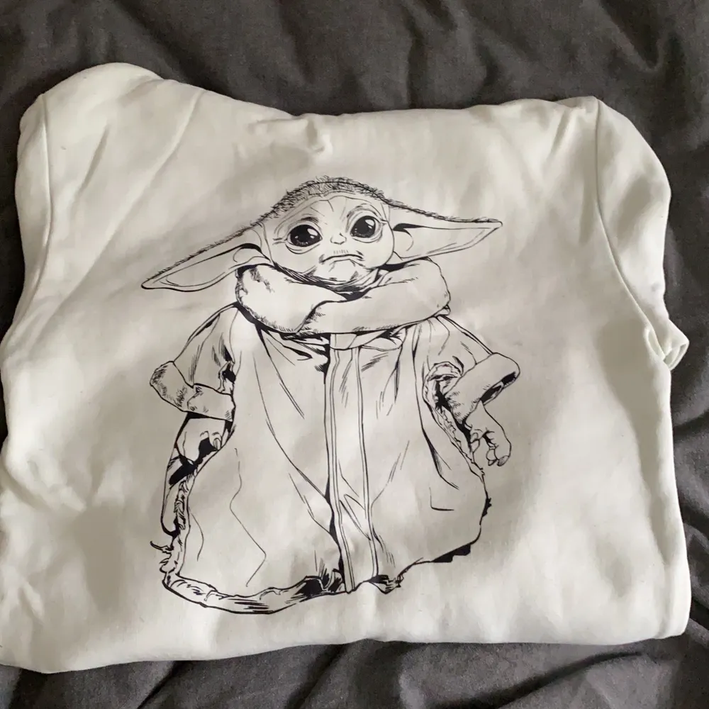 Jag säljer nu min star wars hoodie ifrån hm då den ej har kommit till användning. Storleken är xs! Ordinarie pris är 299kr (Köpare står för fraktpris). Hoodies.