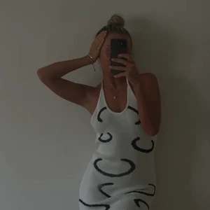 superfin stickad klänning - Jättefin klänning köpt här på Plick men som tyvärr inte passade. 