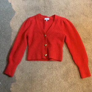 Orange kofta strl XS - Superfin orange/röd med hjärtformade knappar från &other stories i superfint skick. Säljer pågrund av att den inte har kommit till användning. 210 kr inklusive frakt, pris kan diskuteras 💕