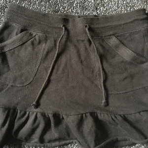 Y2k kjol🖤 - Lågmidjad y2k kjol! Skriv om du vill veta något mer