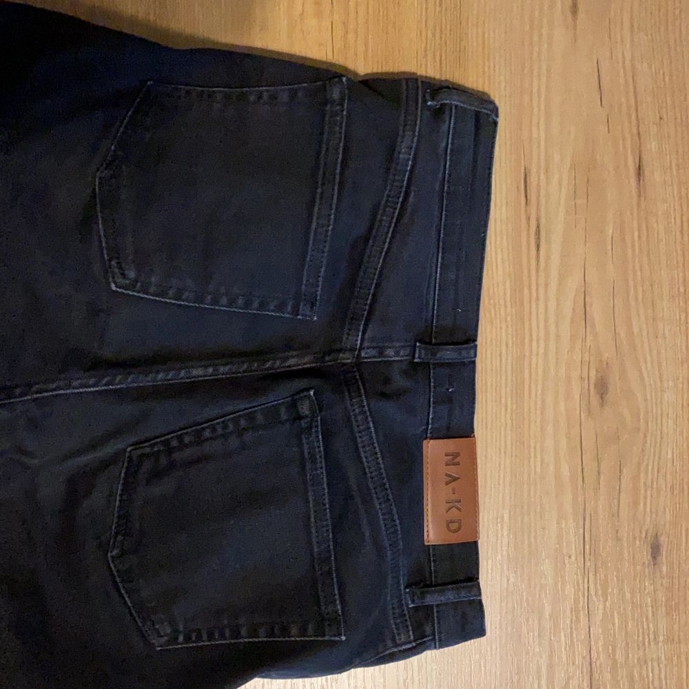 Svarta highwaist jeans från nakd i strl 36, men kan passa större då dom är stretchiga! Använda men fortfarande riktigt bra skick. Skriv om ni har frågor eller vill ha fler bilder!❤️. Jeans & Byxor.