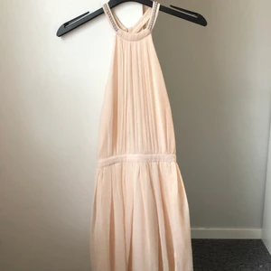 Klänning från Nelly - Omgjord balklänning från Nelly. Så fin rygg!