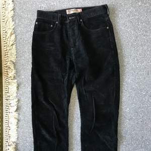 Size 32/32, good condition, black, if you have any questions message me :)