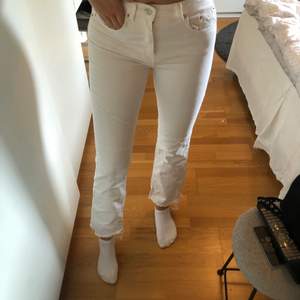 Sköna vita jeans som aldirg har används, otroligt sköna dock. Dom slutar innan foten börjar och har fransar nertill.
