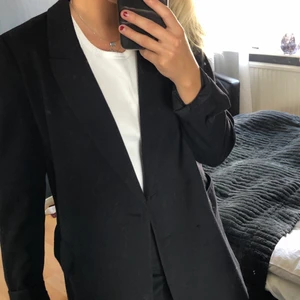 Kavaj från HM - Basic svart kavaj från HM, säljes pågrund av att jag redan har en liknade🌸