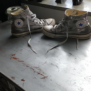 Converse - Snyggt slitna och ingådda Converse som jag inte vill slänga då de fortfarande förtjänar kärlek. De är silvriga men då de är i Canvas så försvinner färgen där de blir slitna. Med lite kärlek på gummit med hjälp av bikarbonat och vatten kan de bli riktigt schyssta! 