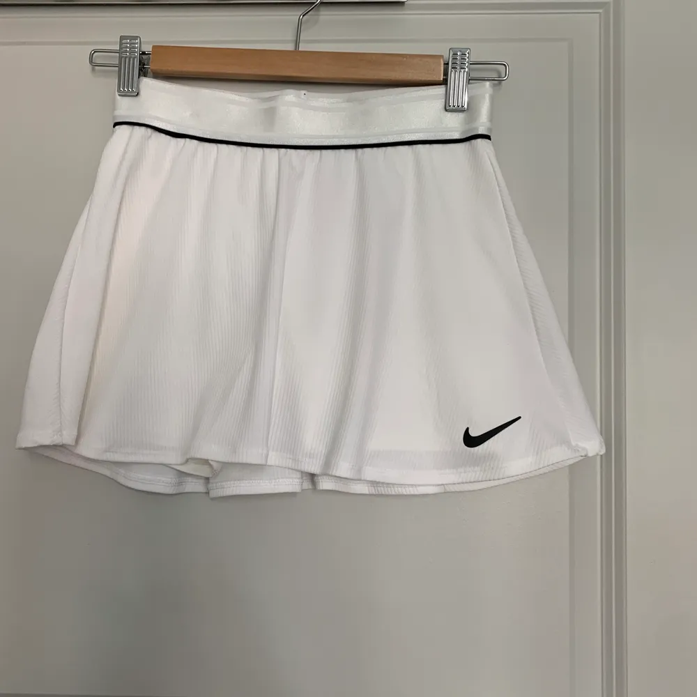 Vit padel / tennis kjol från Nike i bra skick , köptes för ungefär 1 år sedan.. Kjolar.