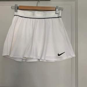 Vit padel / tennis kjol från Nike i bra skick , köptes för ungefär 1 år sedan.