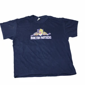 Montcon Panters - Vintage T-shirt - En cool high school/college tröja från ett av deras varsity lag. Perfekt för en speciell lite mer 00s stil. Med en mörkblå färg. Köpt på tjmaxx i USA