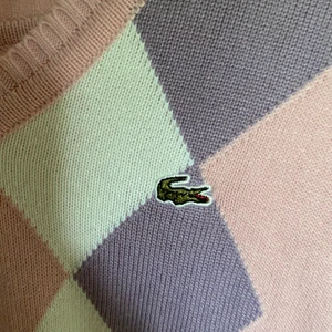 Lacoste pikétröja  - Rosa Lacostetröja köpt secondhand så inte nyskick, men väl bevarad