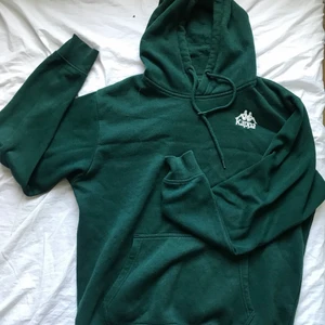 Grön kappa hoodie - Snygg kappa hoodie i storlek M köpt från weekday för ett tag sedan✨✨