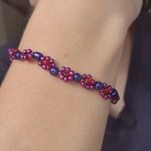 Armband - 💜Egengjort armband med varannan stor pärla och blomma. Bestäm färger samt guldigt eller silvrigt lås. Pris 40kr eller som halsband för 90kr, armband som är enfärgat eller har random placering på färger kostar 15kr,  armband med färgmönster 20kr, armband med endast blommor 50kr. DMA vid frågor! Frakt 12kr💜 KOLLA IN PROFIL FÖR FLER SMYCKEN ELLER INSPIRATION😊