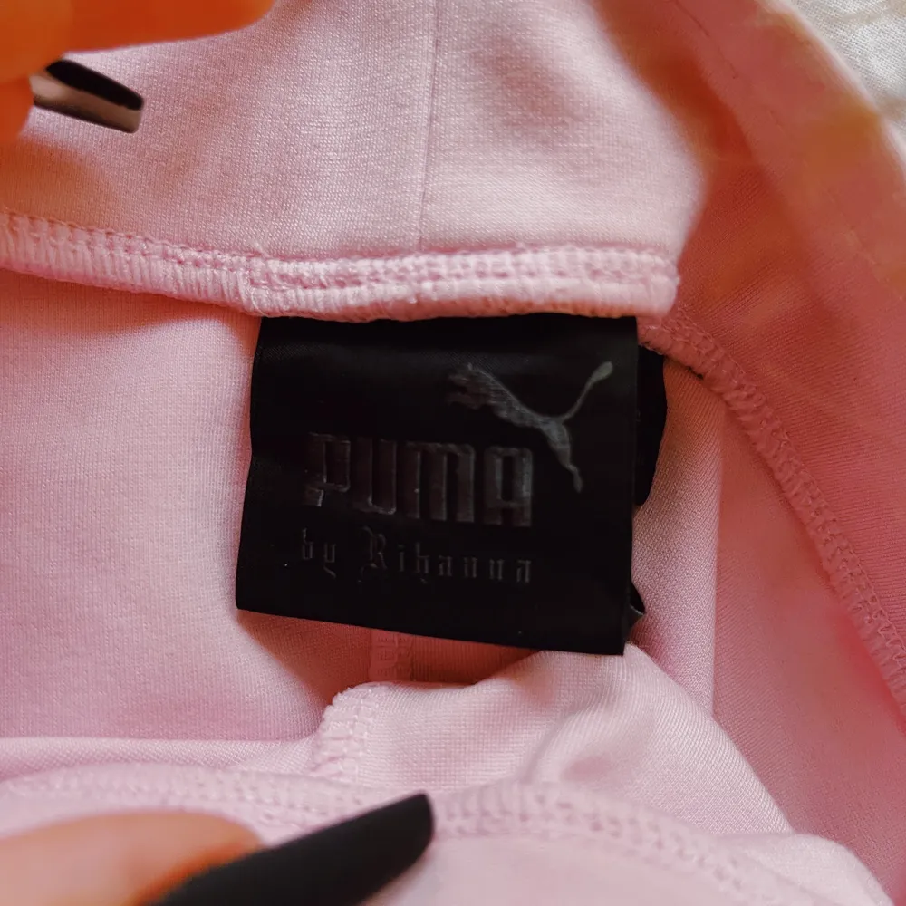 Var coolast på gymmet med dessa tights från Puma by Fenty! Extremt bra skick, bara använda någon enstaka gång. Köparen står för frakt eller mötas i Malmö 🤤. Jeans & Byxor.
