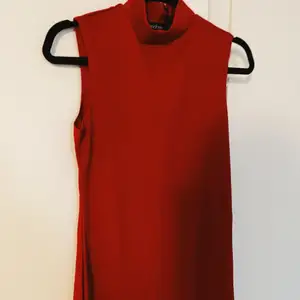 Sista röda klänningen från Boohoo! Något ljusare än på bilden. Kort klänning med polo, hur snyggt som helst! Aldrig använd. Köparen står för frakt eller mötas upp i Malmö 🤍