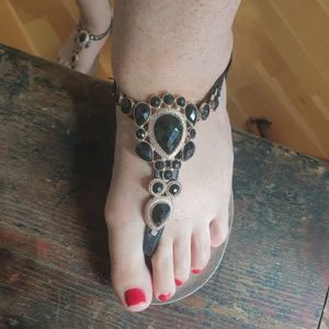 Portugisiska sandaler säljes  - Svarta sandaler med dekorativa stenar framtill. Använda en gång, som nya. 