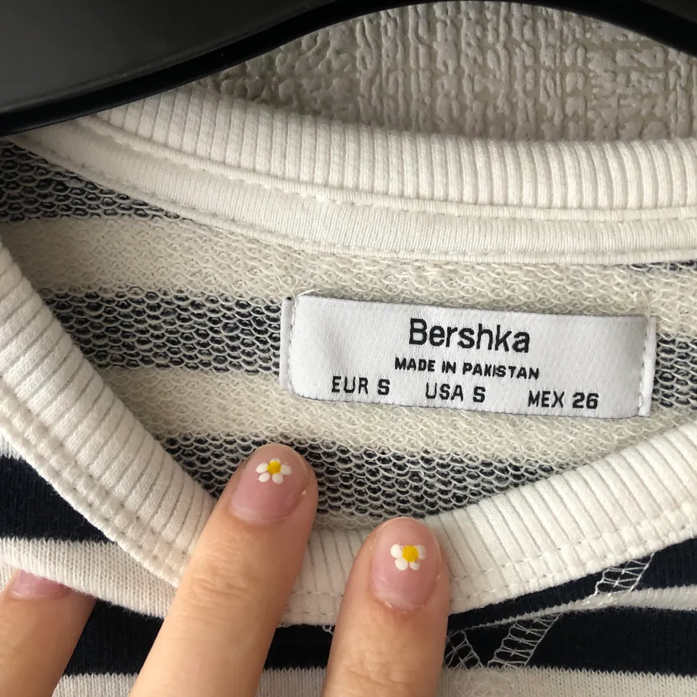 Oanvänd randig tröja från Bershka, storlek S. Tröjor & Koftor.