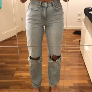 Jeans med hål - Säljer dessa populära jeans med hål i från Ginatricot, är tyvärr för små för mig och det är därför jag säljer dem. Verkligen jättefina och fint skick! Min syster på bilderna. 