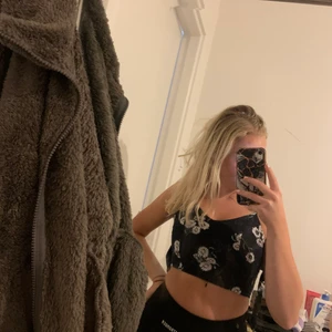 Liten söt topp - Topp stl 32, oanvänd så bra skick!