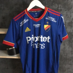 Djurgårds tröja 3de ställ helt oanvänd - Jag fick denna tröja som gåva från mammas kompis direkt från djurgårds shoppen. Ny pris 1249kr så det är ett jätte kap!