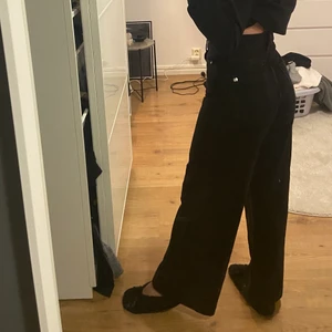 ZARA VIDA JEANS  - Jeans från Zara i storlek 34 dock upp sydda så passar dig runt 160 cm, endast använt en gång så säljer på grund av att jag aldrig använder dem✨💓