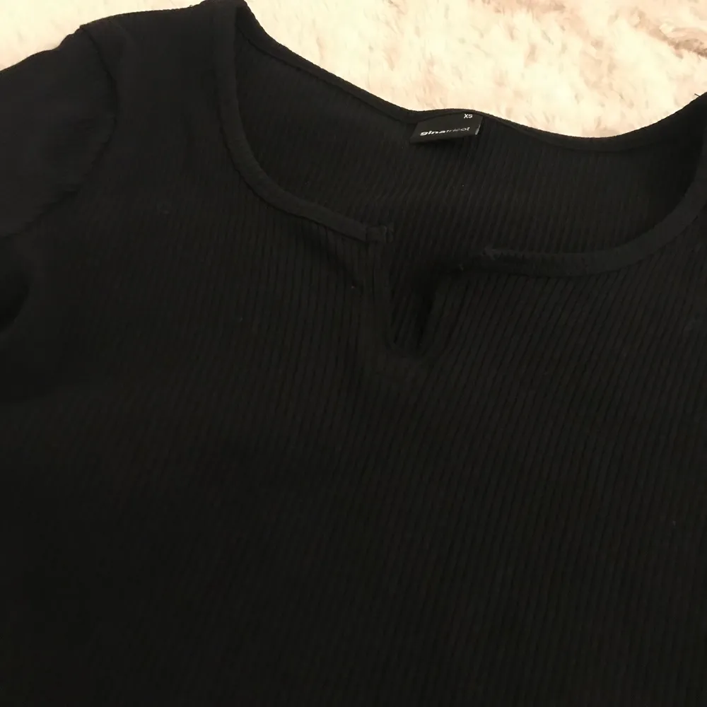 En jätte fin ribbad långärmad tröja med en liten fin öppning (se bild 2). Toppar.