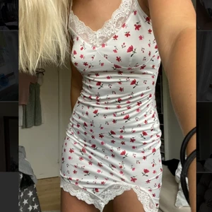 Klänning - Jättefin klänning från shein. Aldrig kommit till användning så är i jättefint skick! GRATIS FRAKT ❤️‍🔥STÅR DET INTE SÅLD PÅ ANNONSEN FINNS DEN FORTFARANDE KVAR!!