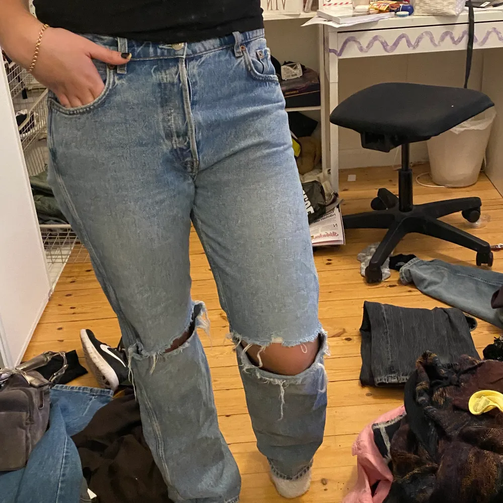 Snygga jeans med hål. Kommer från other stories och är supersköna och trendiga. Köpt för ca 700kr. Jeans & Byxor.