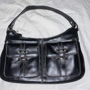 Jätte fin väska som jag köpte secondhand😺Den är rymlig och har tre fack!❤️