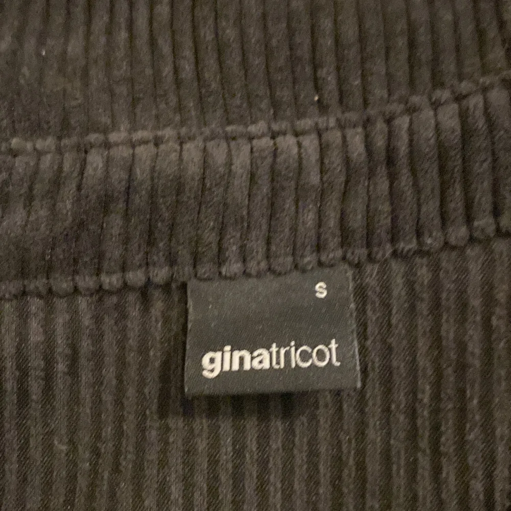 Skjort jacka från Gina tricot i storlek S i bra skick, säljer för att den inte längre används. Skjortor.