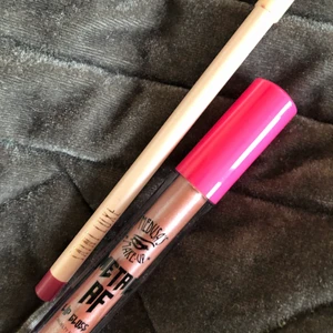 Smink - Läpp glans och läppenna. Aldrig använda! 15kr/st eller båda för 20kr