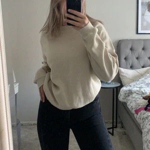 Beige Sweatshirt - Säljer en beige sweatshirt, den är lite oversized i storlek, Fint skick då den aldrig varit använd utanför hemmet!