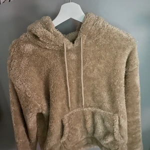 Fluffig hoddie från HM  - Jätte mysig hoddie, säljer då den är för liten! 