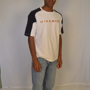 Vintage Nike Shox t-shirt, strl XL - Märke: Nike                                                       Modell: "Nike Shox".                                          Storlek: XL Dam / M/L herr                                   Skick: Mycket bra, mjukt material.                  Skickas inom 24h, samfrakt är möjligt.                   För fler bilder eller övriga frågor, skriv gärna!