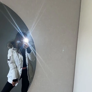 Vinterjacka - säljer min vita vinterjacka som är lite längre och superskön. Använd en vinter men kommer inte längre till använding 