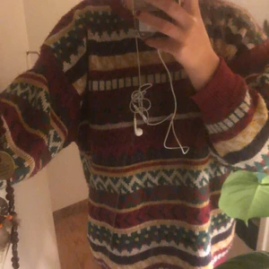 Superfin tjockteöja - Jättefin stickad och varm farfars tröja. Den är i gott skick och verkligen unikt och fint mönster. Står ingen storlek men skulle tippa Den till M/L