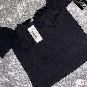 Svart Topp  - Svart topp från nelly, aldrig använd. Kan skicka bättre bilder vid intresse 