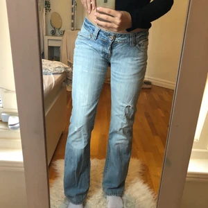 Lågmidjade Jeans  - Säljer dessa supersnygga vintage lågmidjade blåa jeans!! 🤩 Märket är Zoul men det står tyvärr inte vilken storlek det är men de passar perfekt på mig som brukar ha S/36 på jeans 💓 Perfket längd också för mig som är 174! 