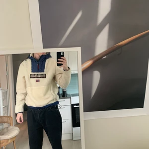 Napapijri jacka - Säljer min napapijri jacka som inte längre finns att köpa då den blivit för liten tyvärr. Den är i väldigt bra skick och har inga skador. Den är köpt på Shelta i Göteborg för 2500. 