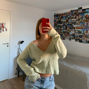 Superfin stickad i grönt💚 - Jättefin grön pastellgrön stickad tröja perfekt till höst/vinter. Frakt på 66 eller så möts vi på söder!! 