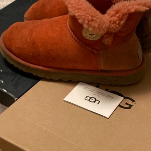 Uggs  - Peach färgade uggs helt ny impregnerade tyvärr en olje fläck på insidan av skon men som inte syns så mycket när de används, plus om byxan går över syns det inte alls🤎🍂 super fina o coola perfekt nu till hösten/vintern