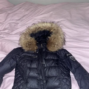 Rockandblue jacka KORT - Mycket fin jacka, säljer billigt pga vill bli av med jackan och den har några väldigt små defekter som knappt syns. Hör av dig för mer bilder på det vid intresse. Väldigt bra och välvårdad päls på jackan.
