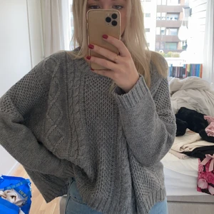 Grå stickad tröja perfekt skick - Knappt använd, perfekt för höst/vinter. Så mysig och varm!! Storlek L, sitter jättefint oversize på mig som xs/s