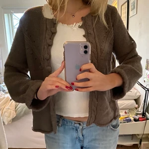 Grå/brun kofta  - En jättefin och skön kofta med grå/brun färg! Kan mötas upp i Stockholm annars tillkommer frakt💘